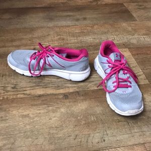 Women’s size 8.5 Under Armour tennis shoes.